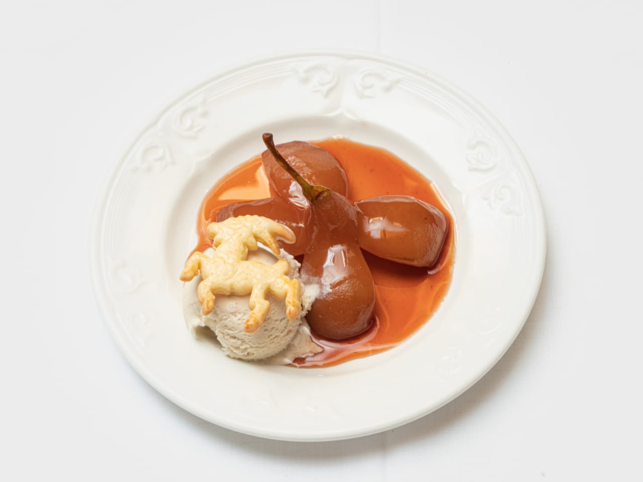 Pera al vino rosso con gelato alla cannella