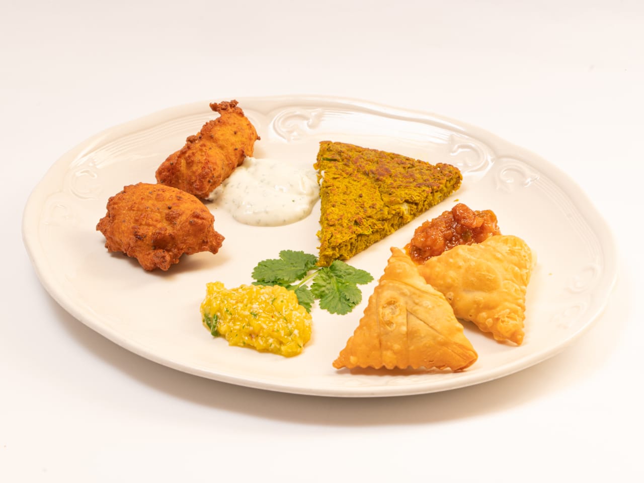 Samosa, pakora di gamberi e frittelle di lenticchie piccanti