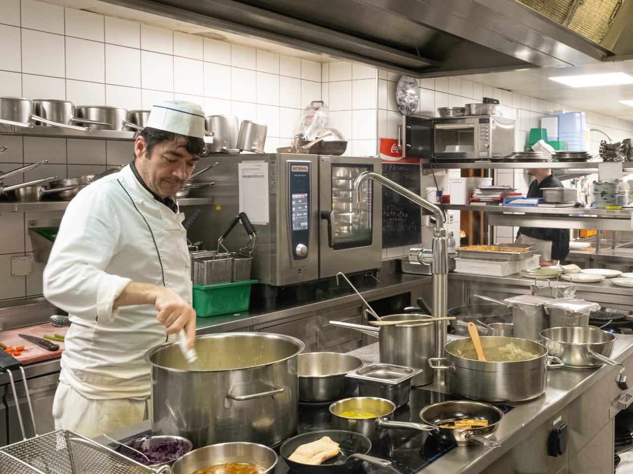 Un cuoco del Croce Bianca impegnato nel suo lavoro