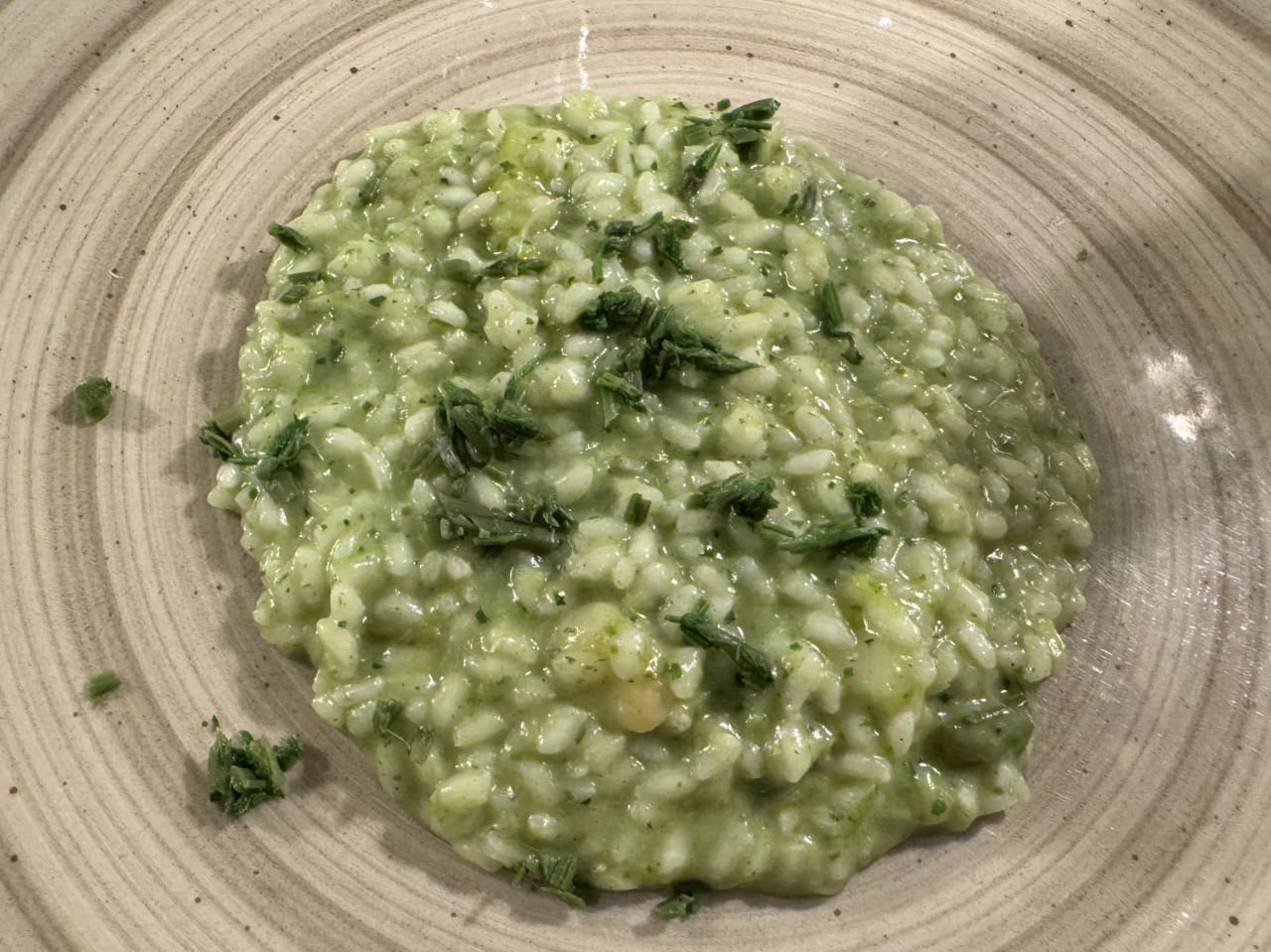 Risotto agli asparagi, bruscandoli e mimosa d'uovo