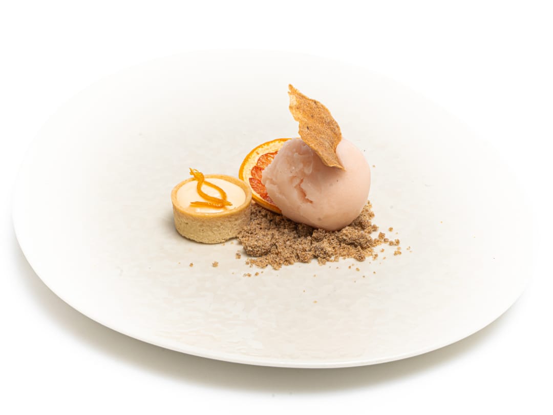 Tartelletta di mascarpone al vermut rosso - Crumble di saraceno - Sorbetto di pompelmo rosa e ginepro - Chips di segale al pepe