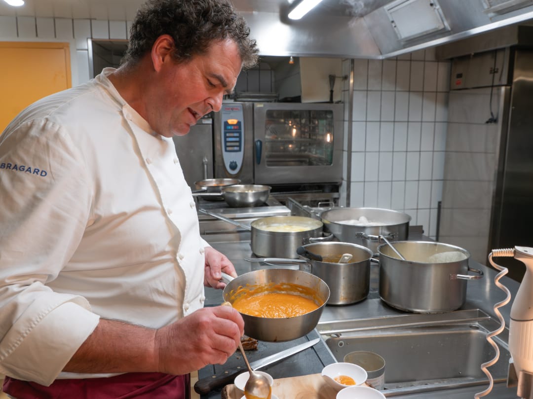 Flavio Lardi alle prese con la crema di carote cotta nella birra