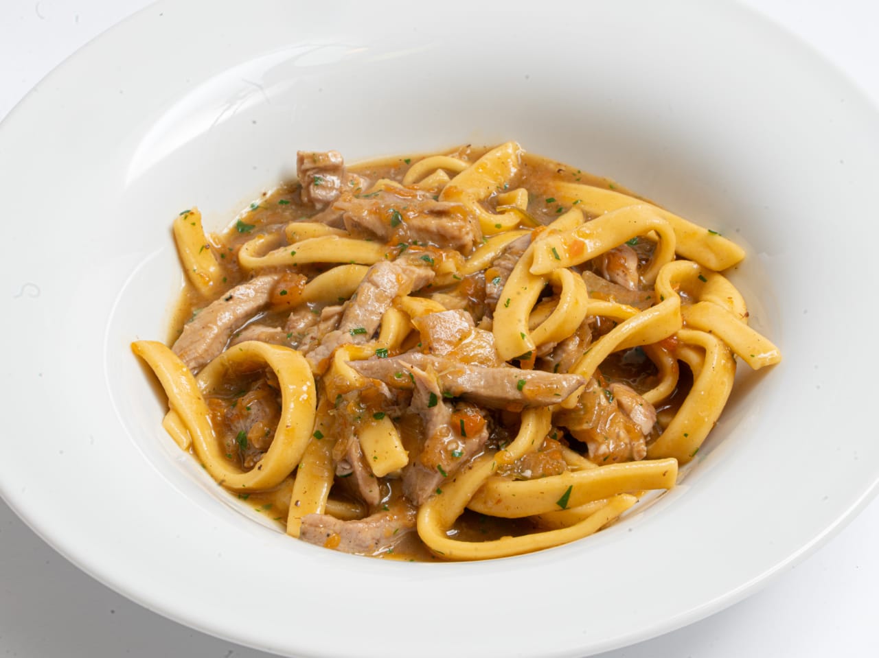 Tagliatelle spezzate al ragù di maiale svizzero